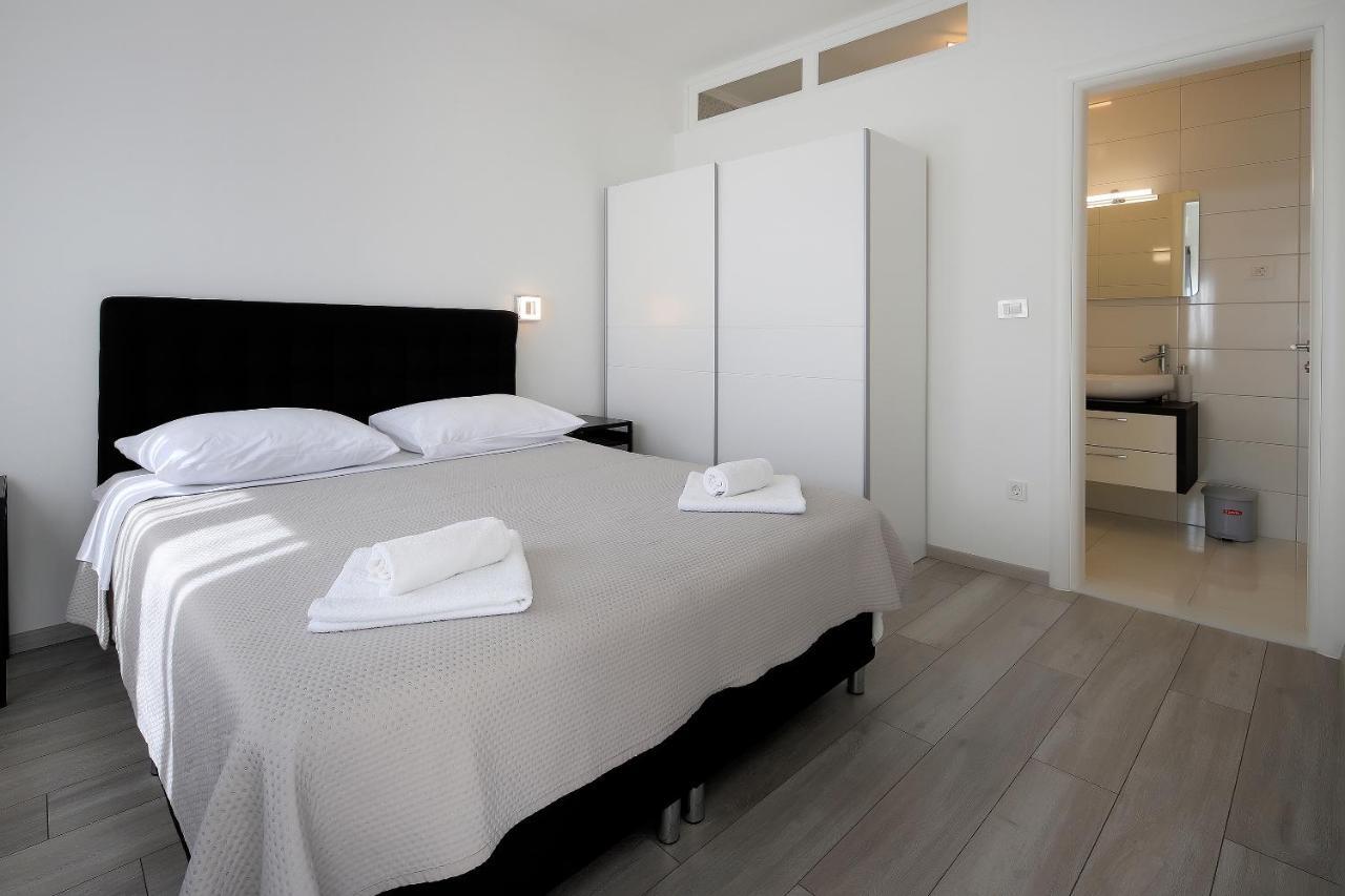 Apartments Lola Novalja Eksteriør bilde