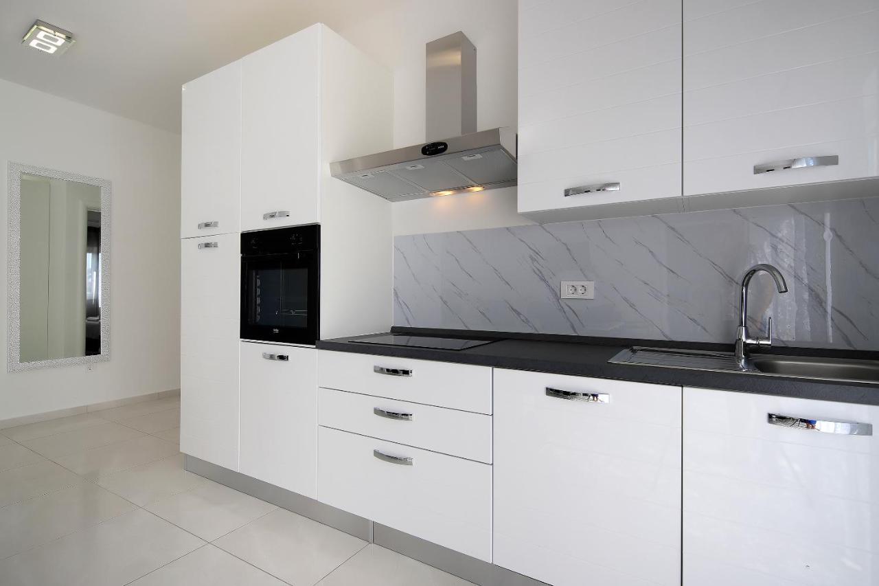 Apartments Lola Novalja Eksteriør bilde