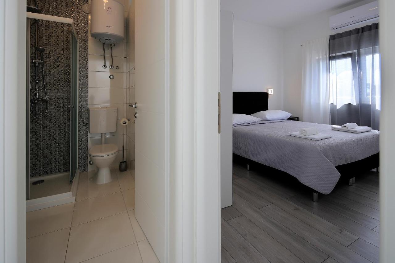 Apartments Lola Novalja Eksteriør bilde