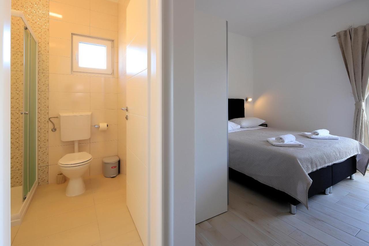 Apartments Lola Novalja Eksteriør bilde